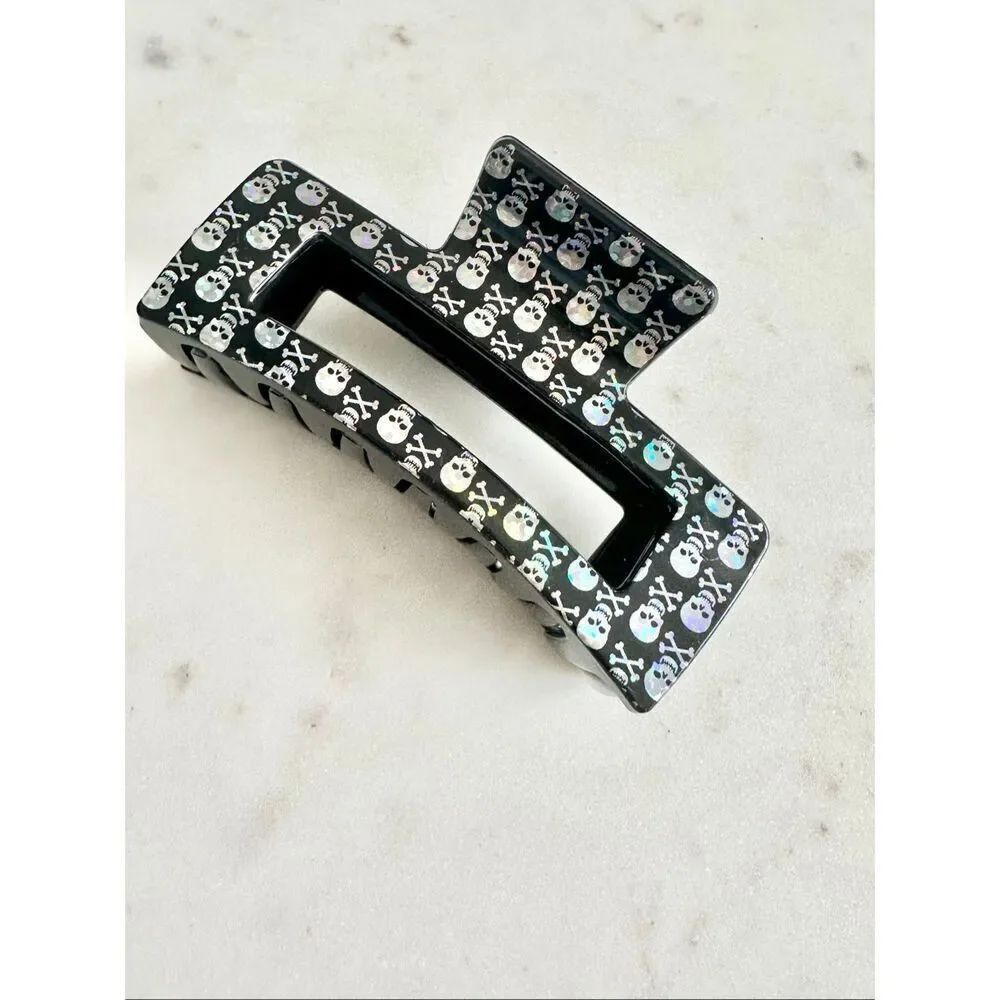 Iradecent pirate skull black hair claw